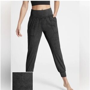 Athleta Salutation Jogger in Garment Dye Size 6